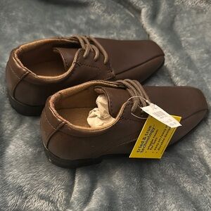 Smart Fit Brown Dress Shoes with Lace-Up Design and Comfortable Fit